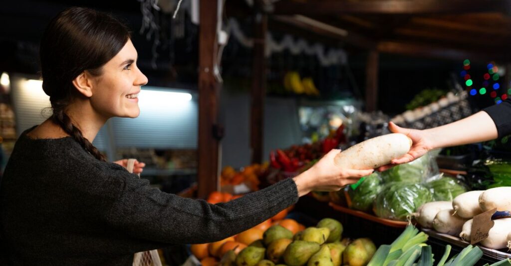 Mujer comprando en el mercado