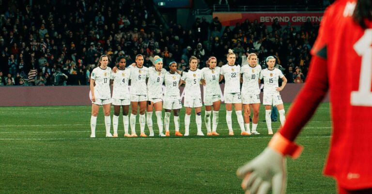 Lee más sobre el artículo Bajo presión La selección femenina de EEUU y el Mundial de fútbol (Documental Netflix): De qué trata, tráiler, reparto y críticas