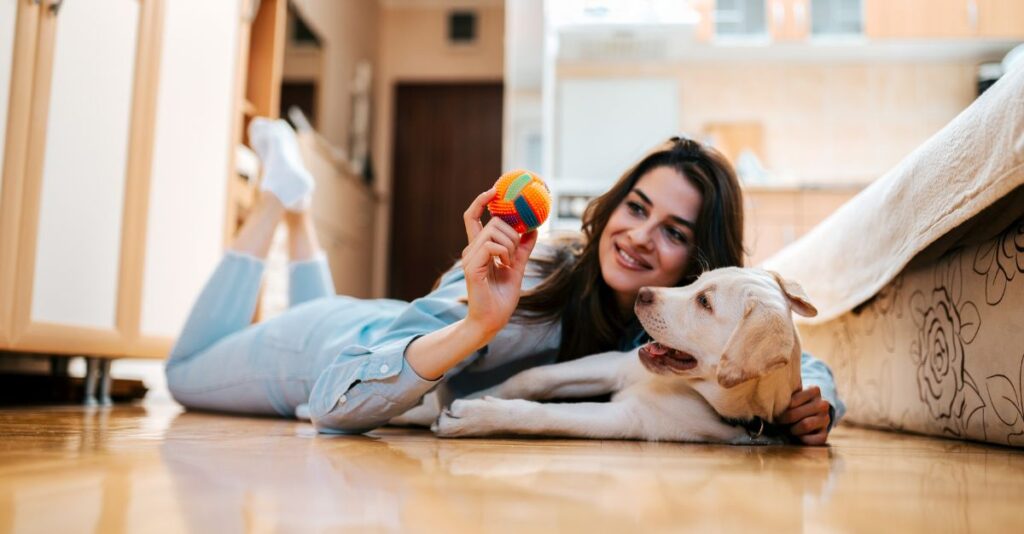 Mujer jugando con perro