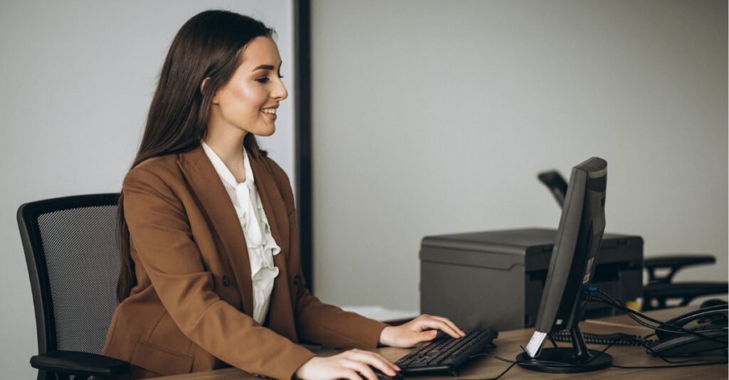 Mujer trabajando en computadora