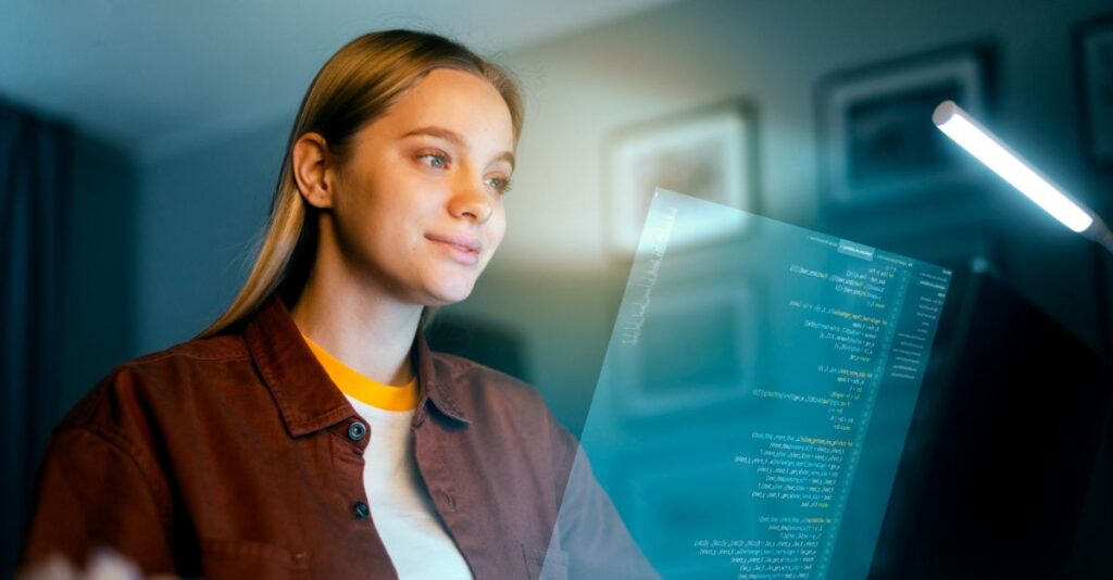Mujer desarrollando en computadora