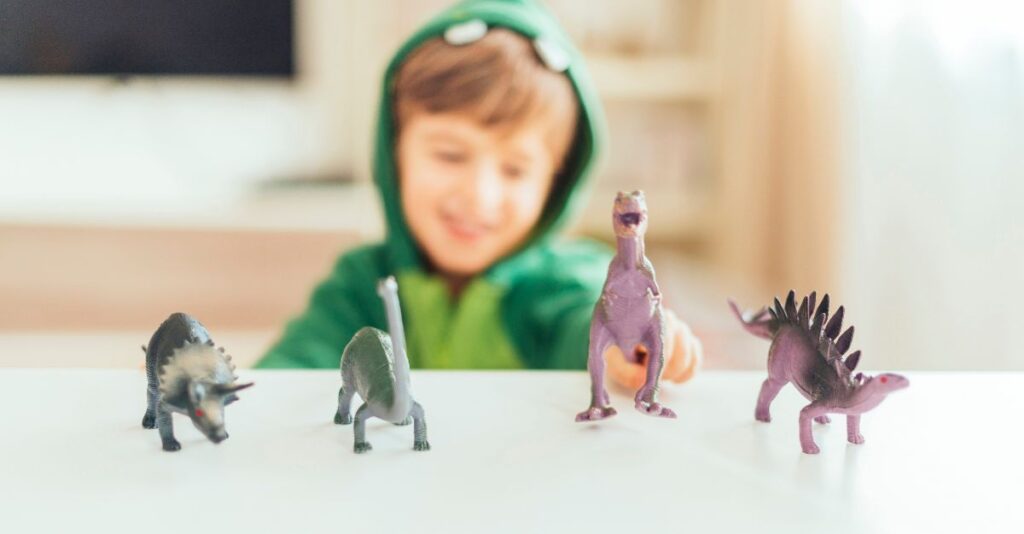Niño que le gustan los dinosaurios