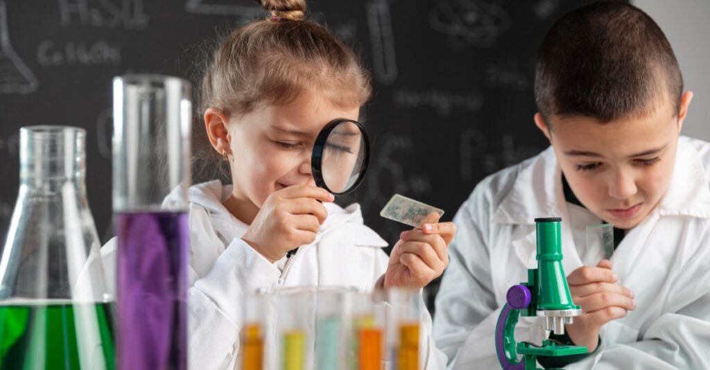 Niños jugando científicos