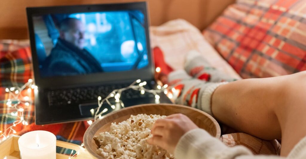 Mujer viendo película comiendo palomitas