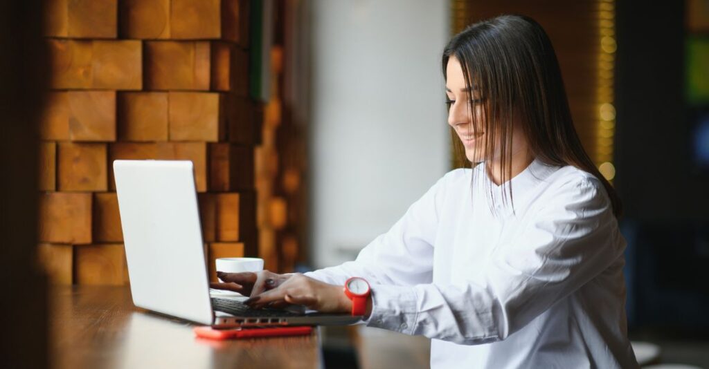 Mujer trabajando en computadora