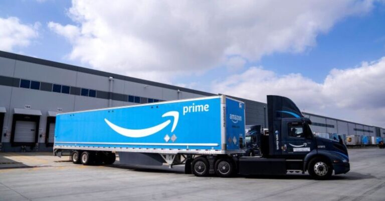 Lee más sobre el artículo Amazon se electrifica con 50 camiones Volvo VNR Electric