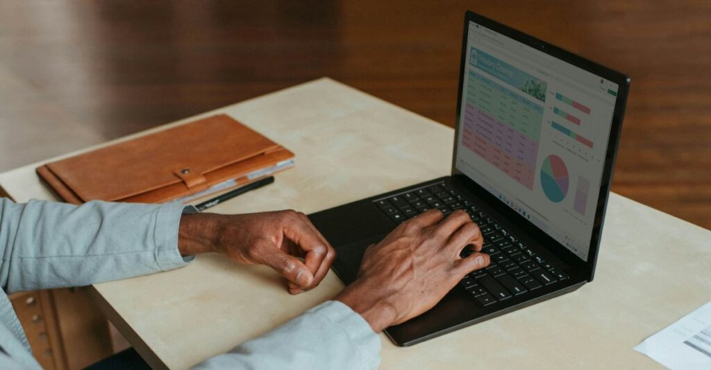 Hombre trabajando en laptop