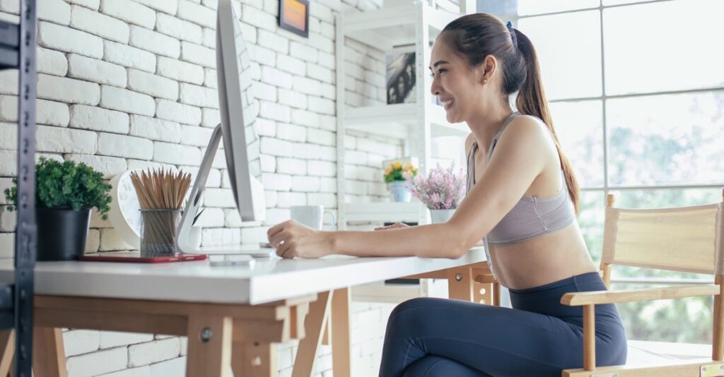 Mujer frente a computadora