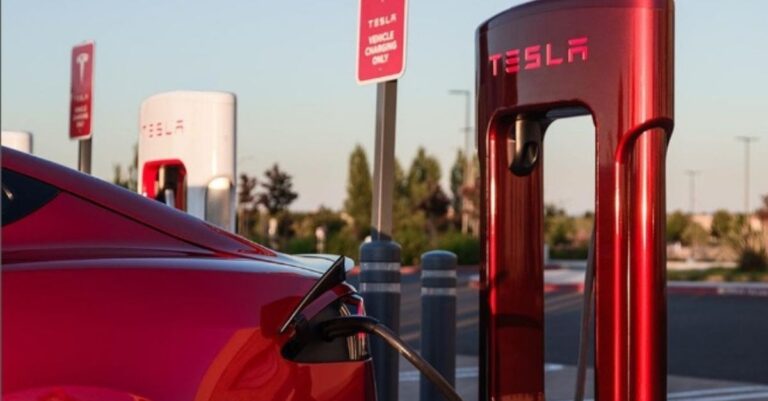 Lee más sobre el artículo Tesla despide al equipo de la red de Supercargadores ¿Por qué tomó esa drástica decisión?