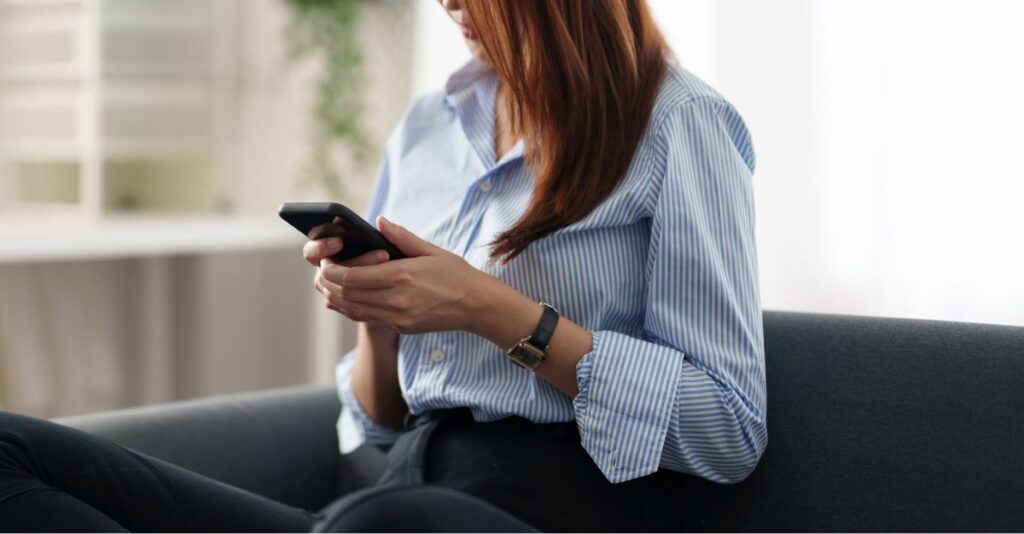 Mujer usando smartphone