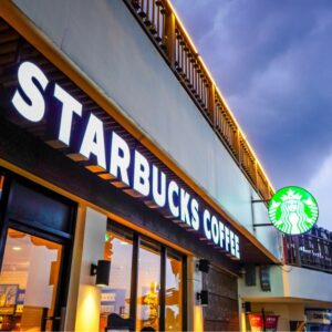 Lee más sobre el artículo ¡Este es el “grotesco” salario que tendrá el nuevo CEO de Starbucks!