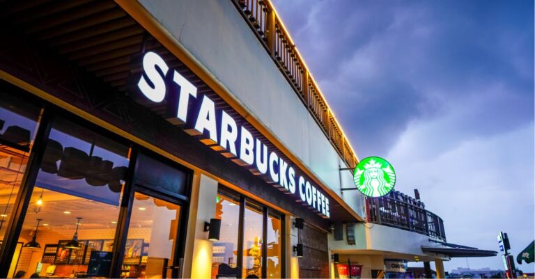 Lee más sobre el artículo ¡Este es el “grotesco” salario que tendrá el nuevo CEO de Starbucks!