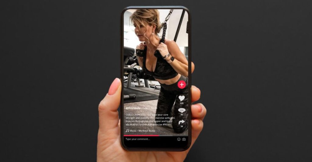 Teléfono con TikTok abierto