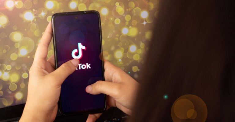 Lee más sobre el artículo Perplexity AI ofrece fusión a TikTok: Una propuesta para evitar el bloqueo en EEUU