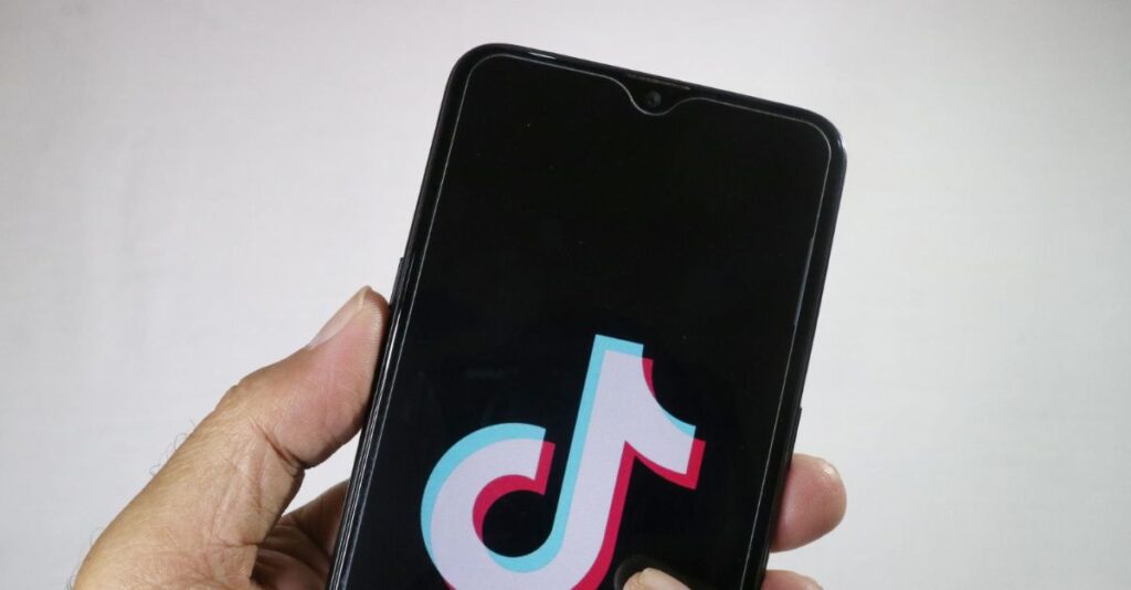 Logo TikTok en celular