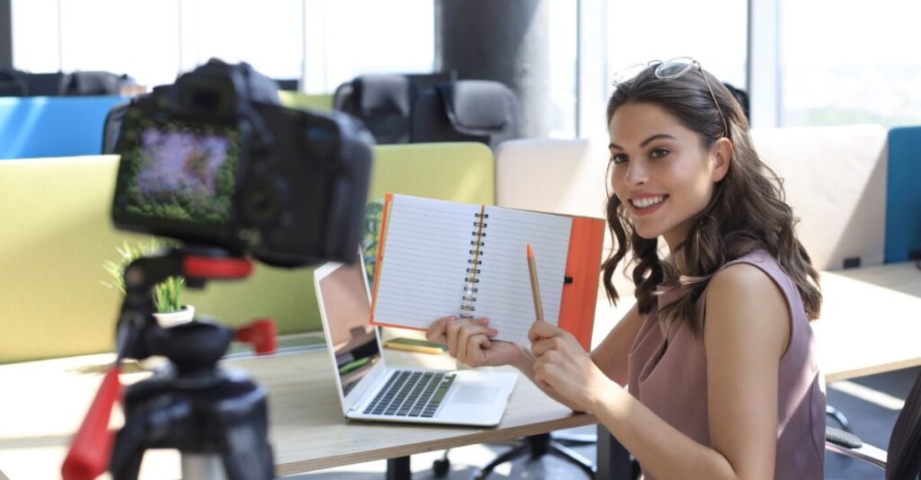 Mujer sentada en un escritorio