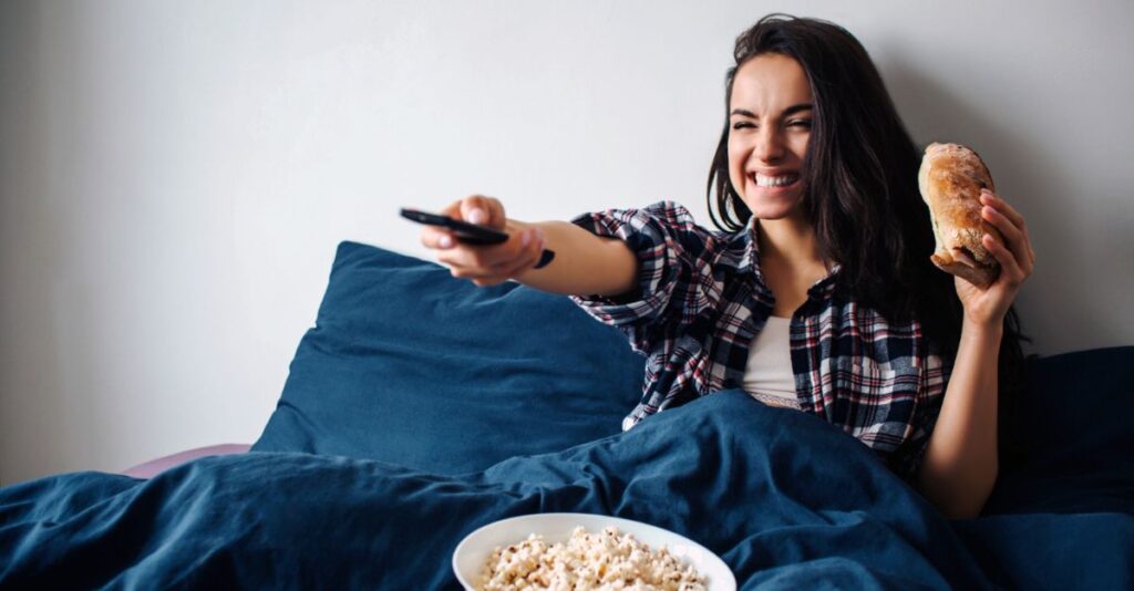 Mujer viendo TV con palomitas