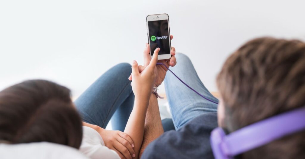 Pareja escuchando Spotify