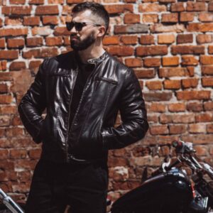Lee más sobre el artículo Rodar sin riesgos: ¿Por qué necesitas una chamarra si tienes moto?