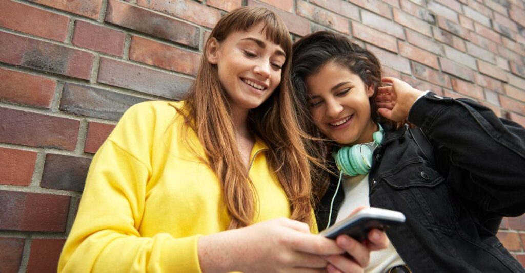 Jóvenes usando redes sociales
