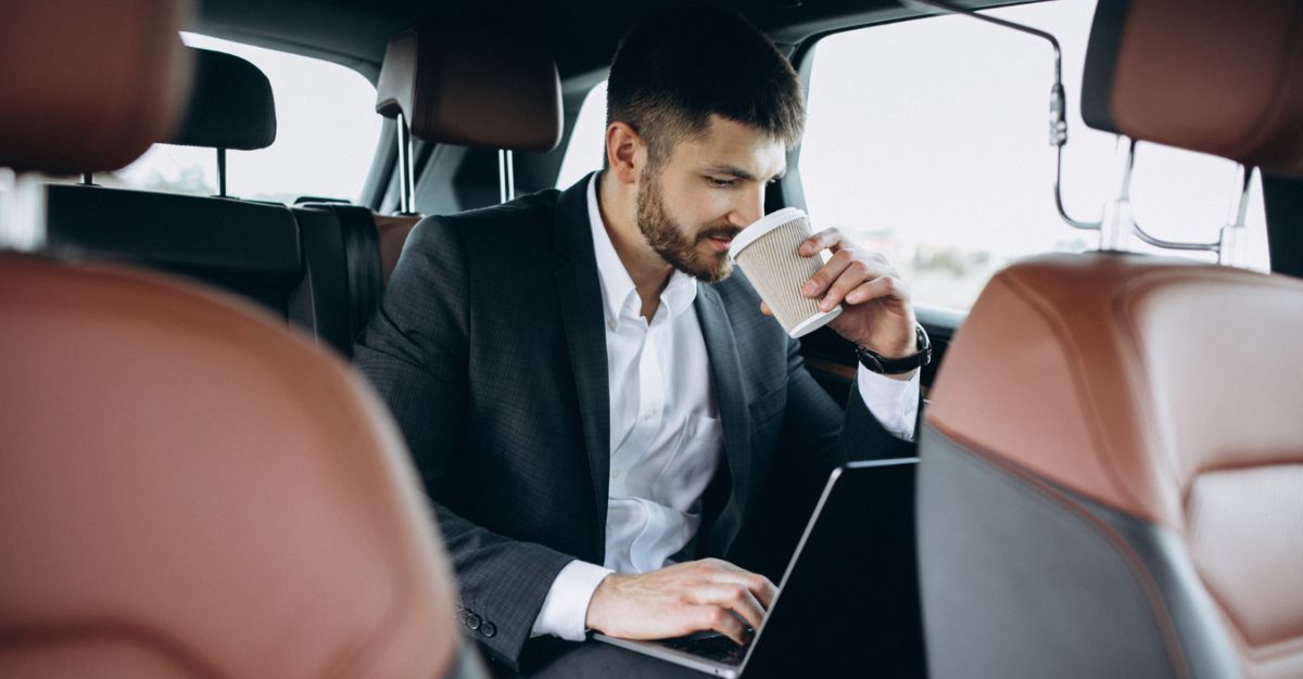 Hombre en viaje de negocios