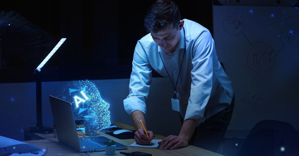 Hombre frente a computadora IA