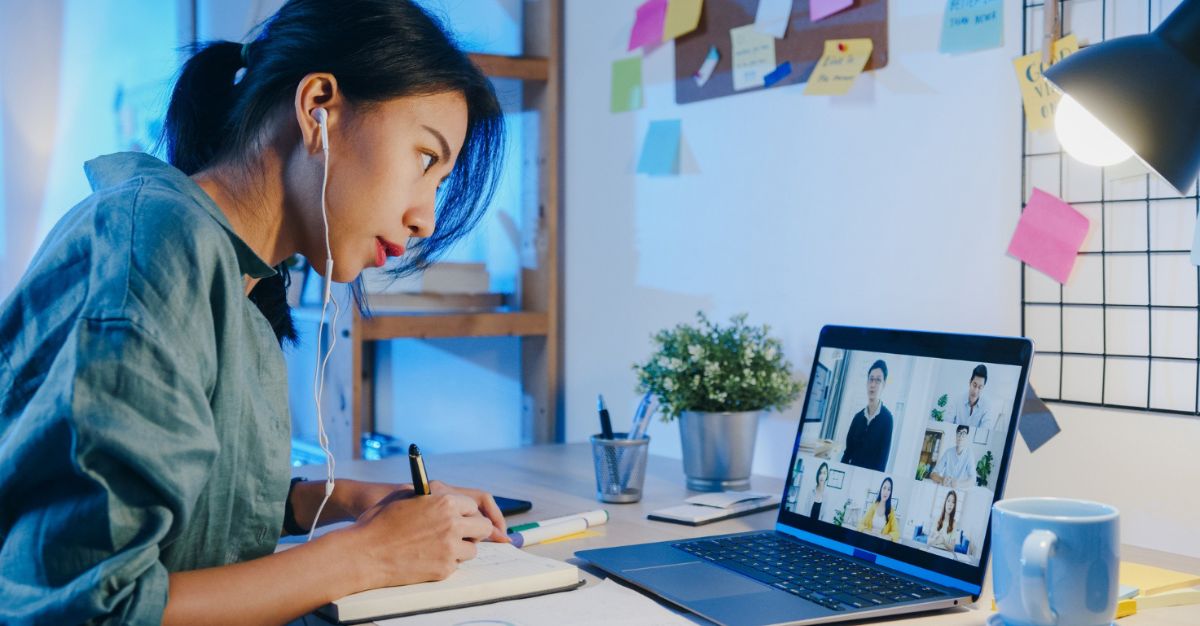 Mujer recibiendo educación TIC entrenamientos TECH