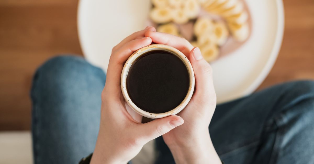 Persona con taza en la mano