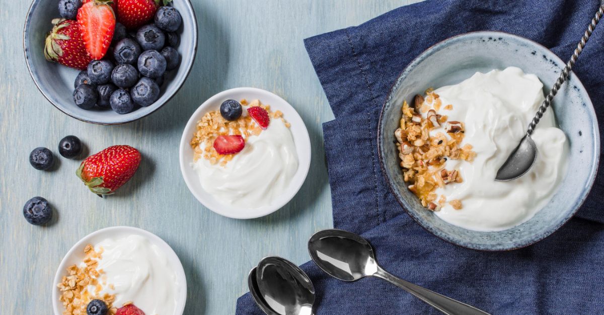 Desayunos rápidos nutritivos como yogurt