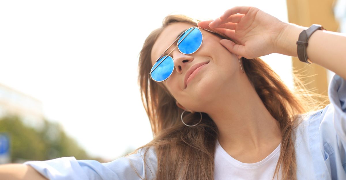 Mujer con gafas que protegen del sol