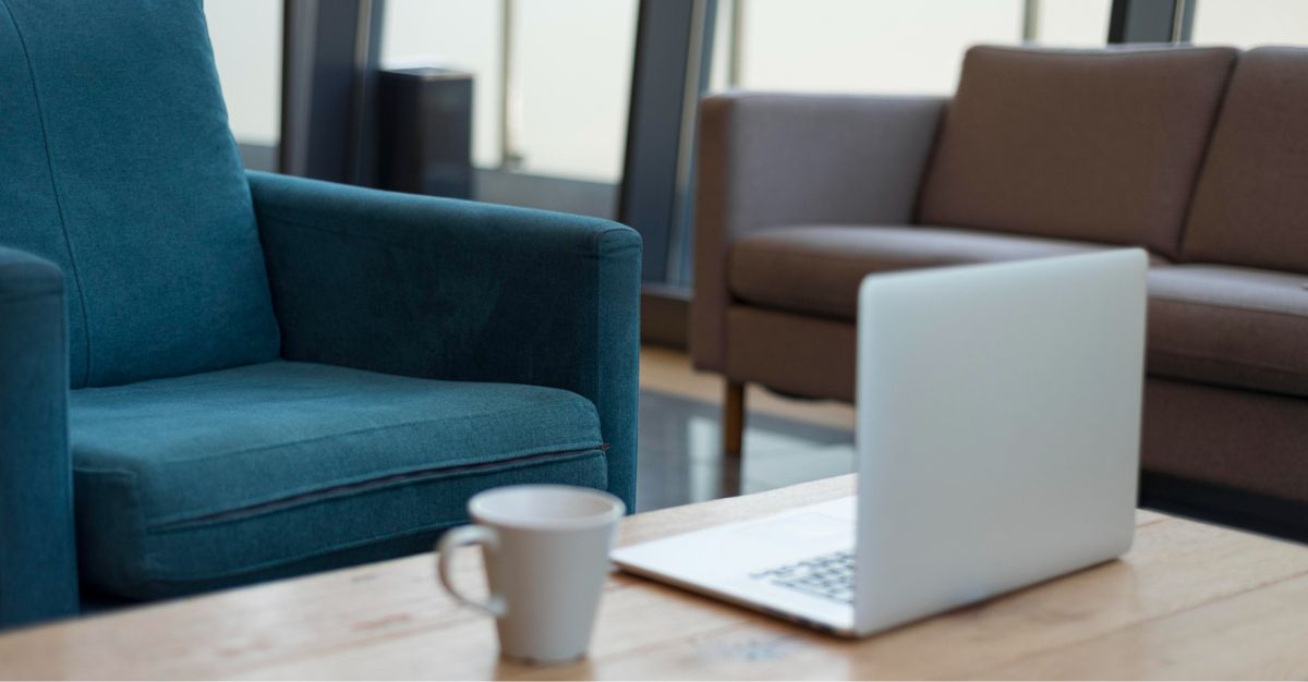 Mobiliario tapizado para mejorar acústica en oficinas