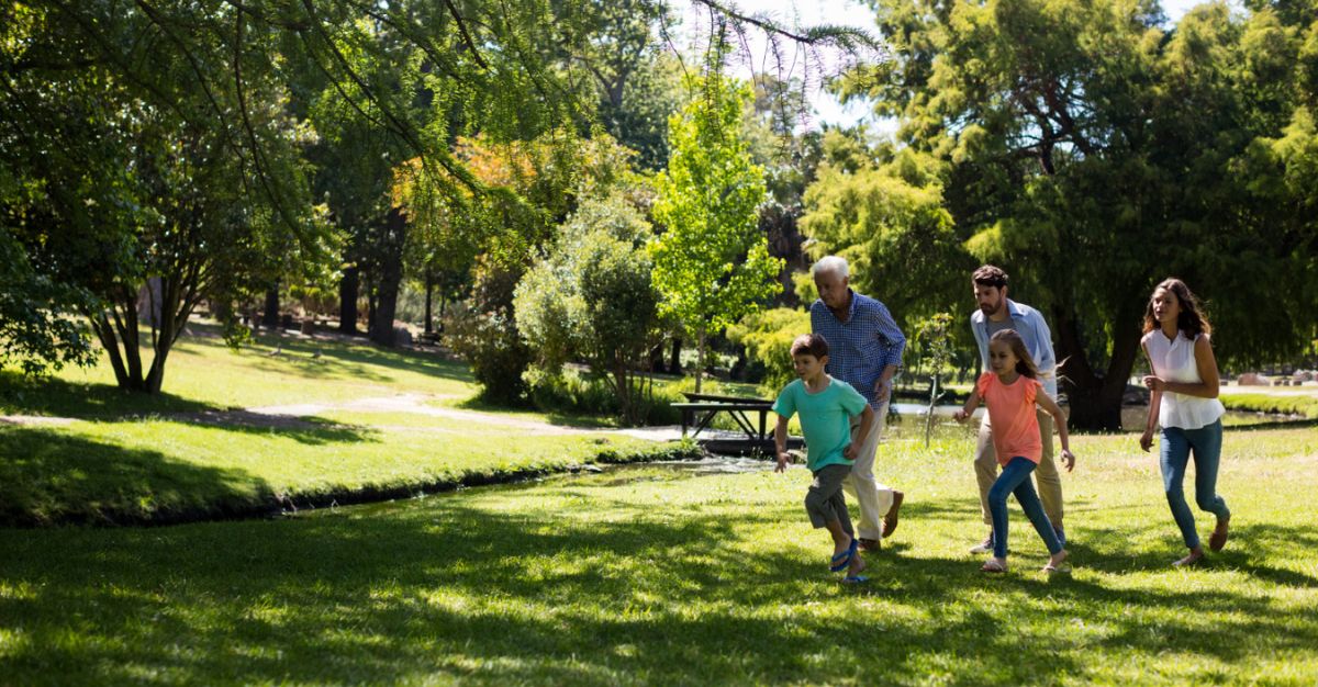 Personas conviviendo en parque