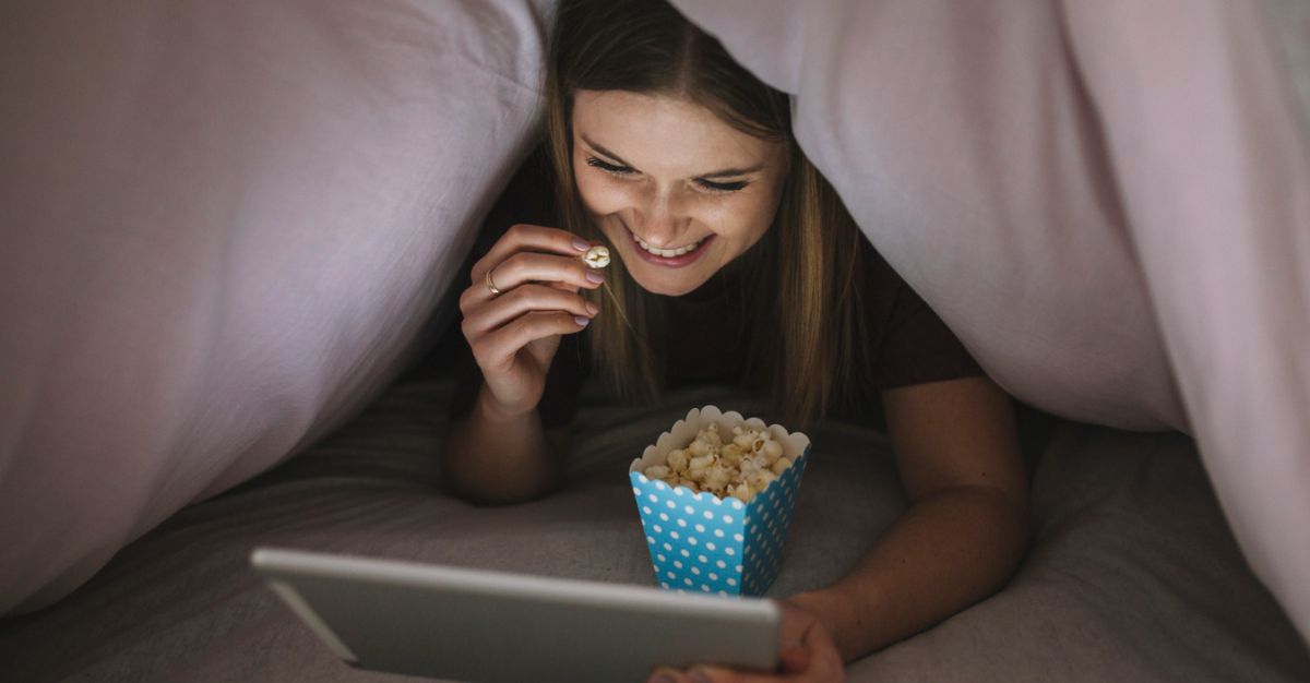 Mujer viendo película con palomitas
