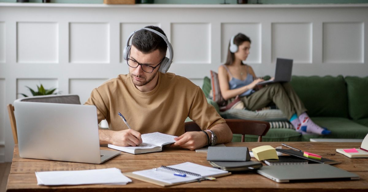 Pareja educación online