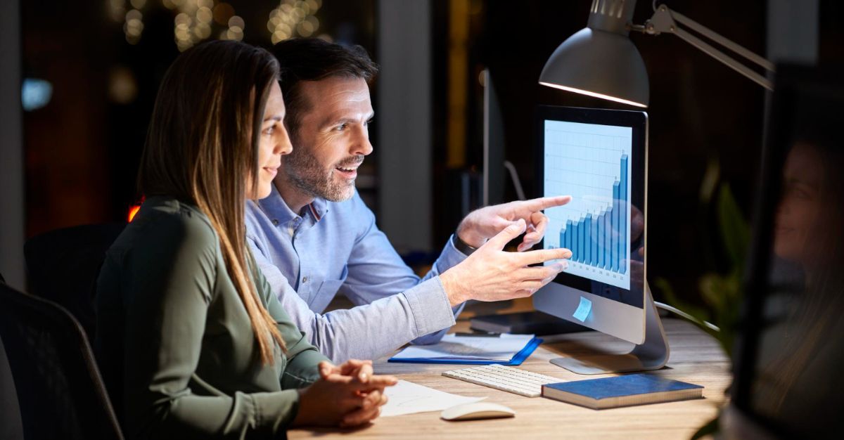 Pareja mirando gráfica de riesgos financieros
