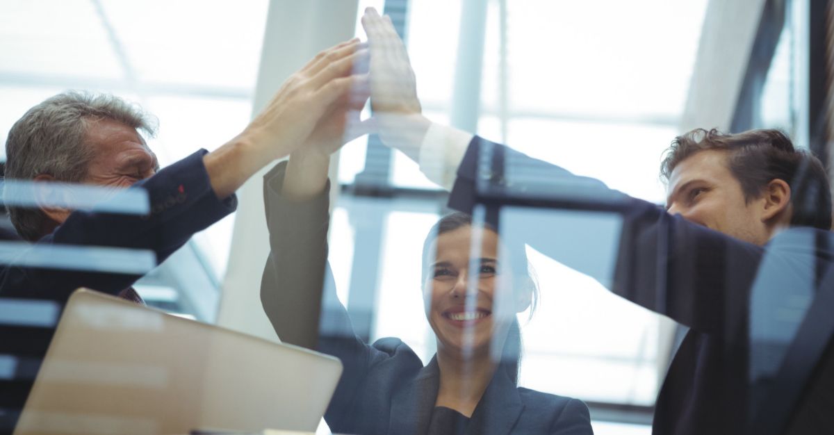 Equipo de trabajo feliz