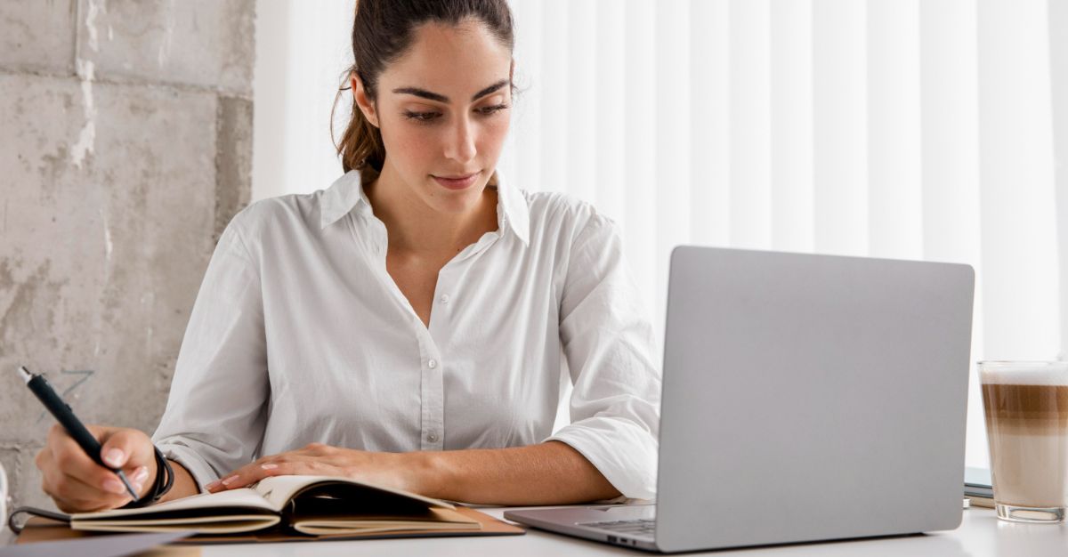 Mujer en formación de marketing digital