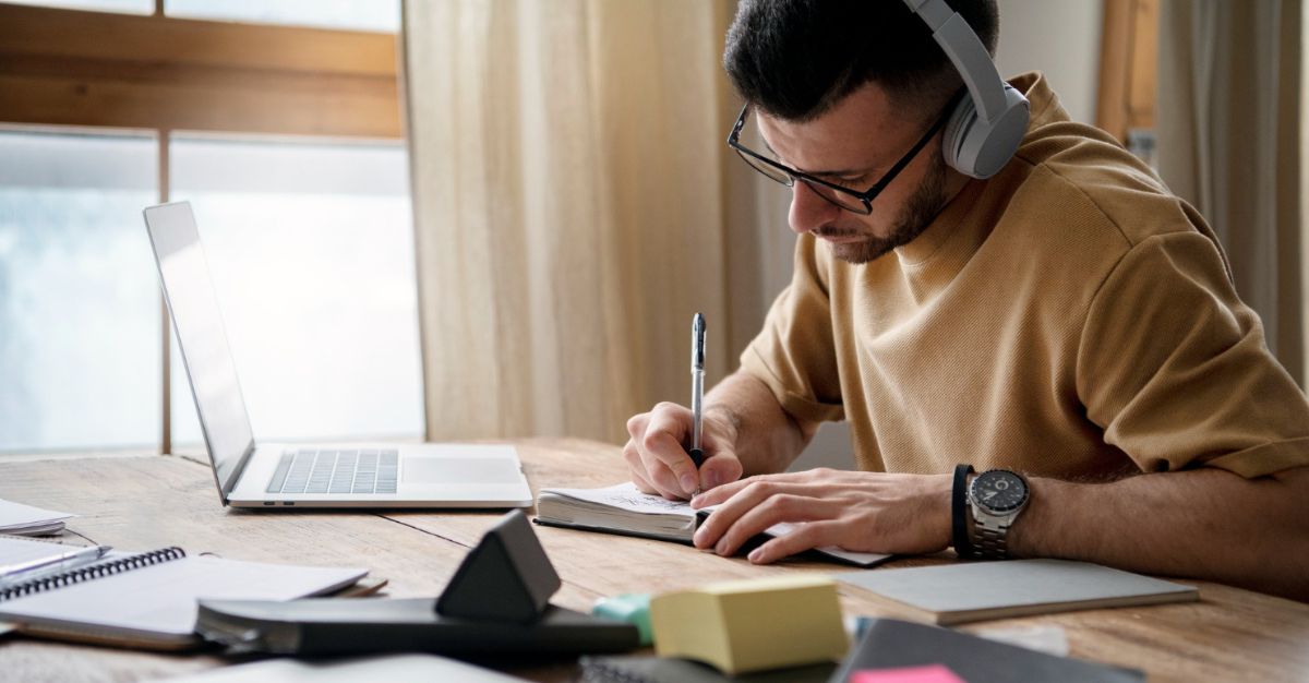 Estudiante de marketing digital en curso online