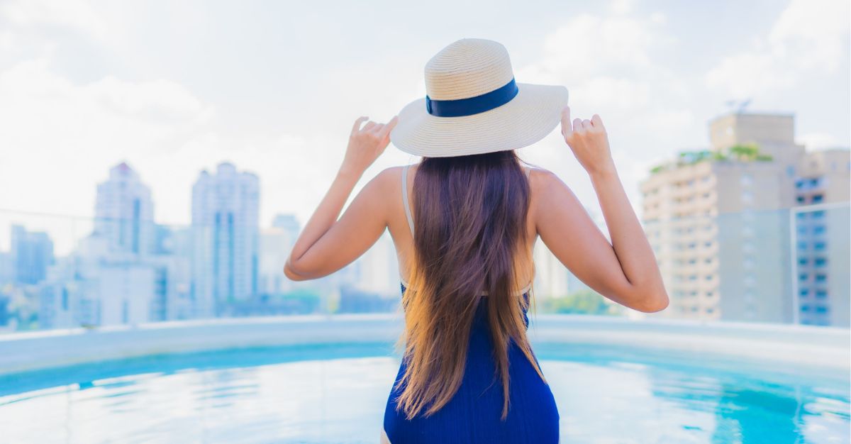 Mujer frente a alberca en las alturas