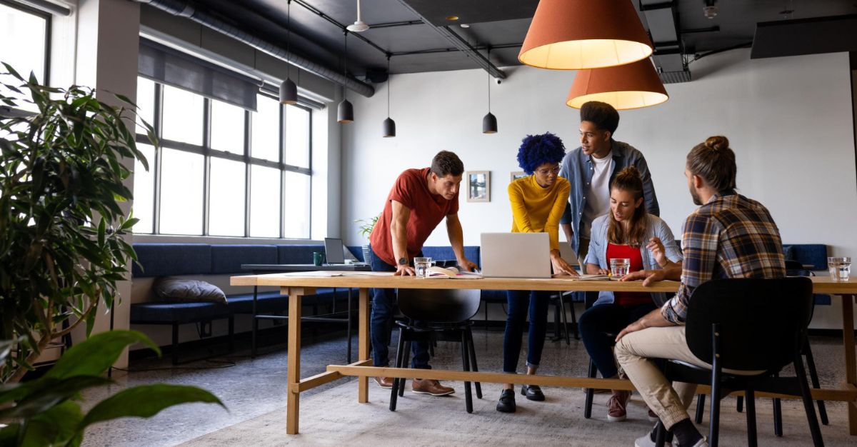Equipo de personas en área de coworking en desarrollos verticales