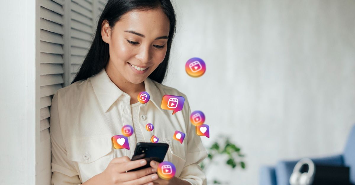 Mujer con celular con anuncios personalizados