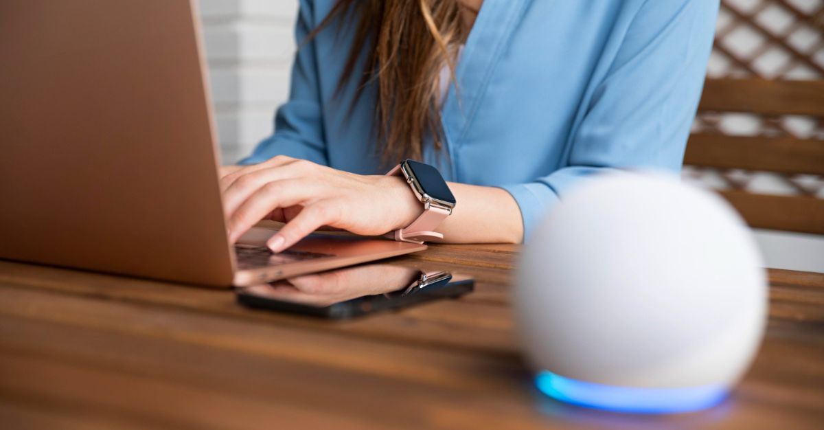 Mujer sentada en mesa con asistente de voz