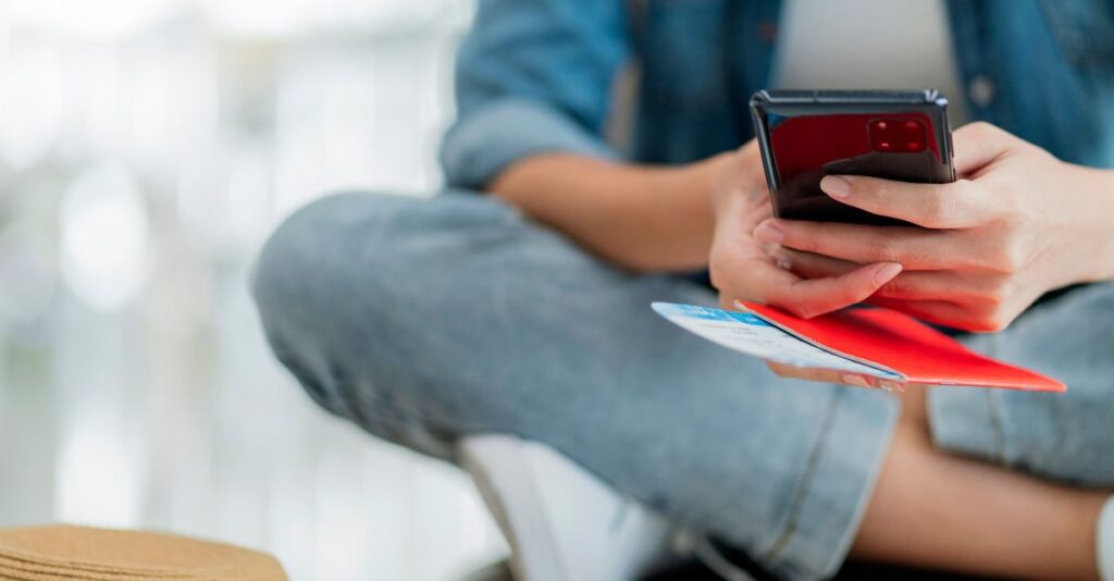 Joven enviando mensaje en celular