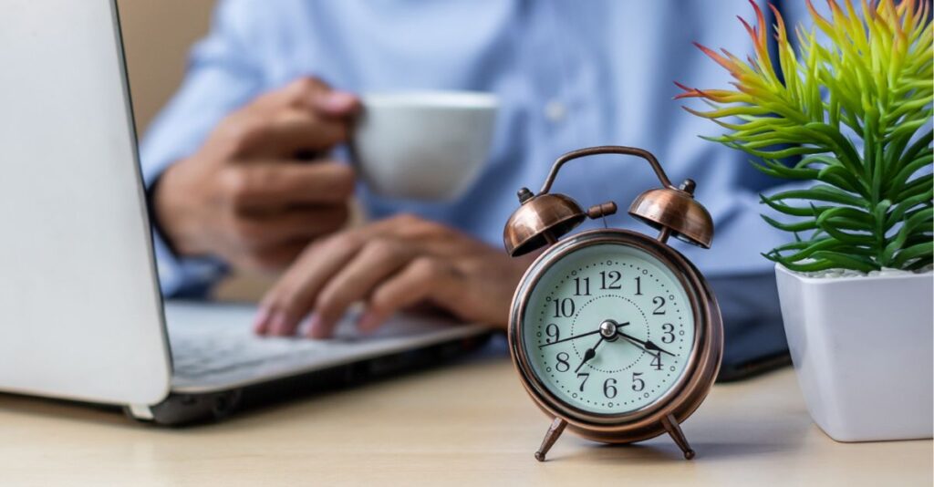 Reloj clásico en escritorio