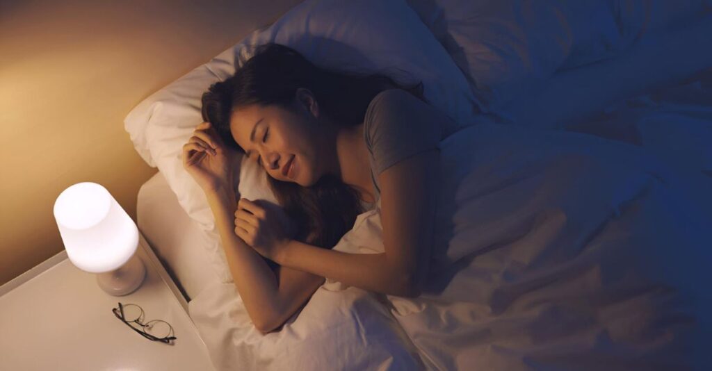 Mujer dormir bien para alimentación saludable