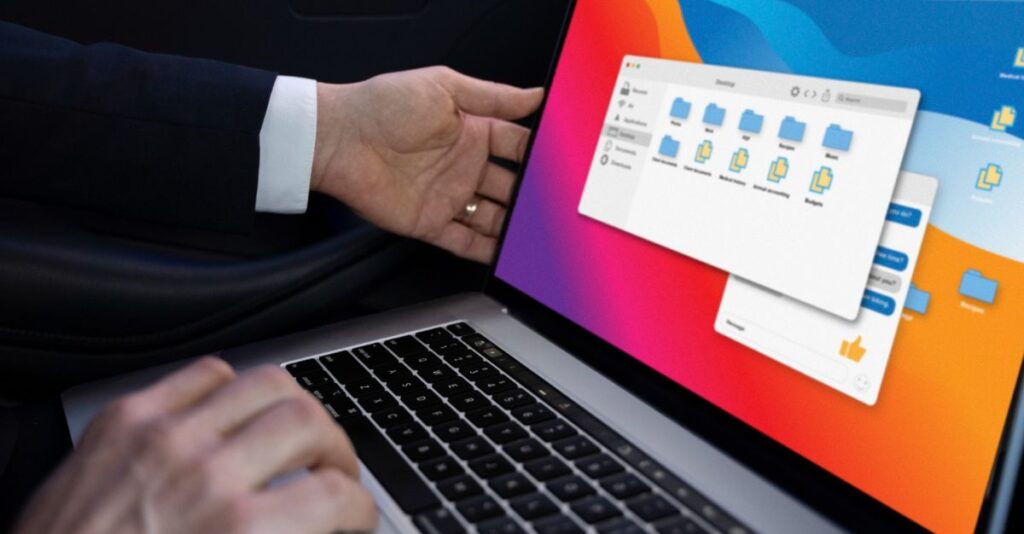 Persona mostrando pantalla de computadora