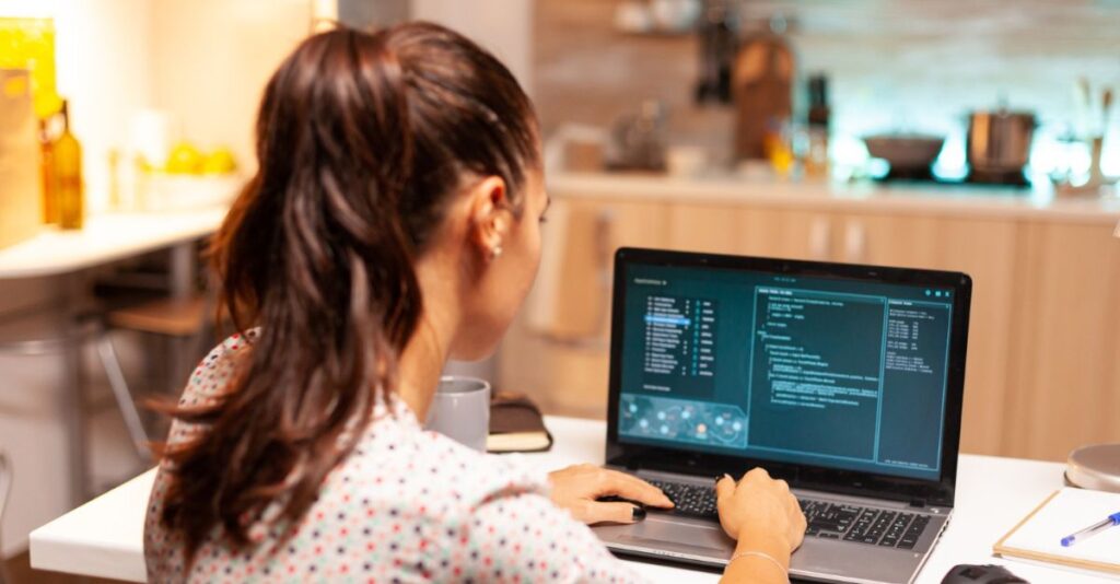 Mujer usando computadora