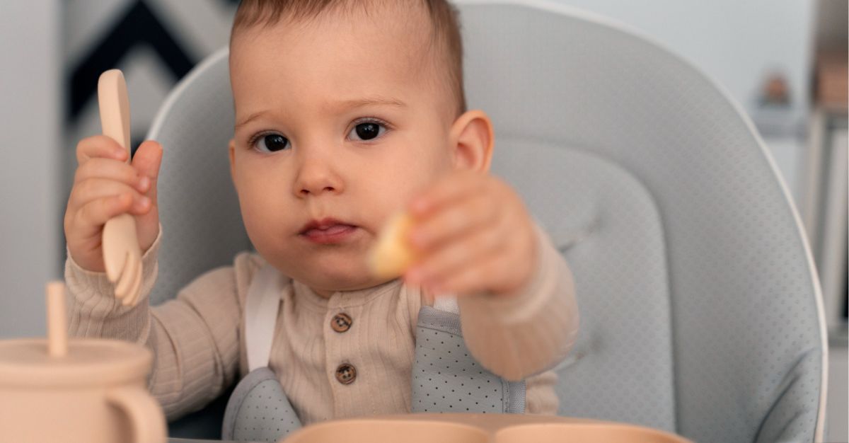 bebé comiendo