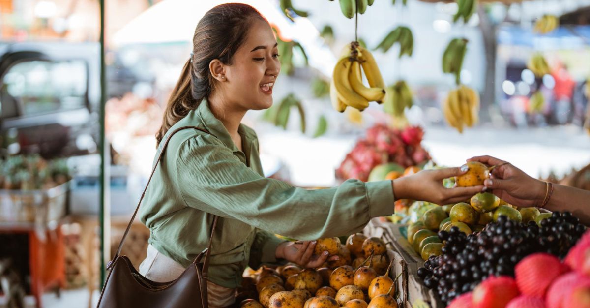 Mujer comprando fruta