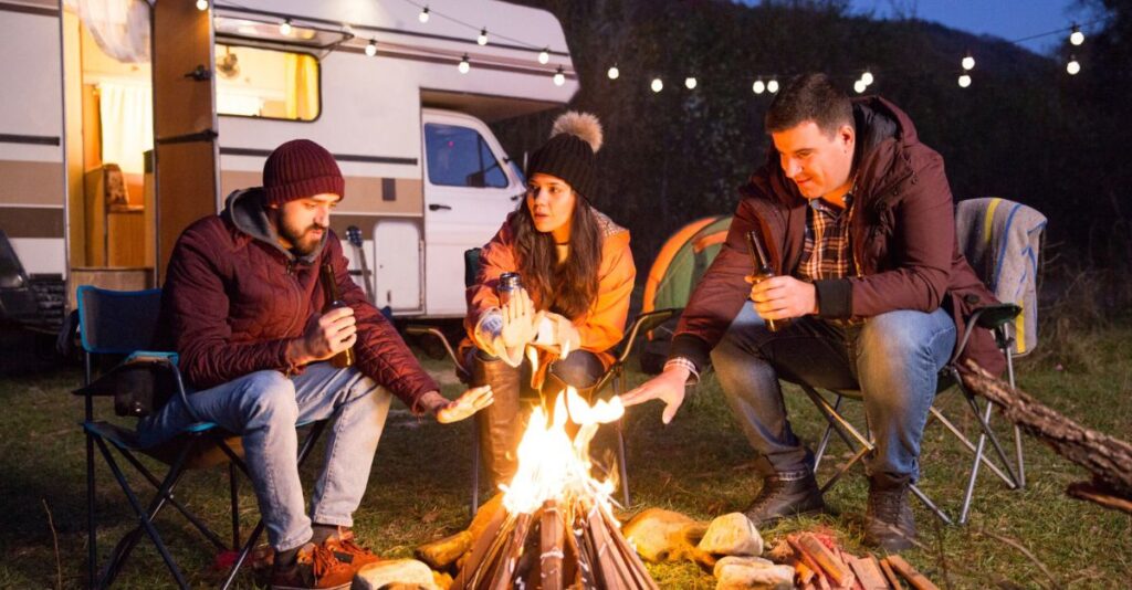 Amigos en autocaravana camper